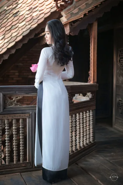 Áo dài trắng hoa sen thuần Việt [EOP7CG]