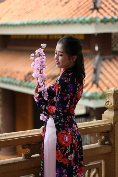 Nữ nhân áo dài trắng thướt tha lễ chùa [CTFXCA]