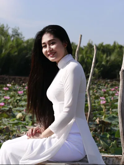 Áo dài trắng cách tân cổ điển [CWQGEI]