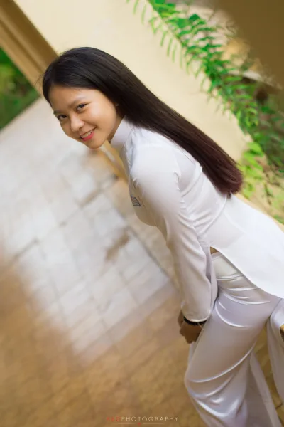 Áo dài trắng loạt ảnh ngồi dáng điệu đà mong manh [GMRXDD]
