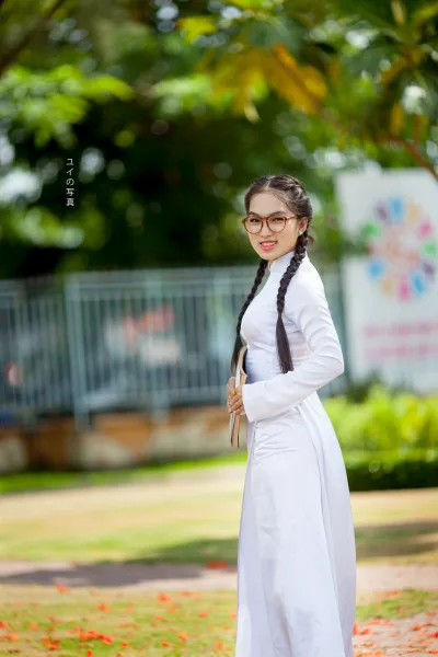 Thanh tao áo dài trắng mắt kính [4ZA9N8]