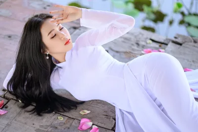 Áo dài trắng nằm thanh lịch [RK5GDX]