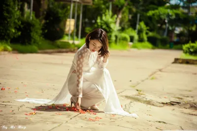 Áo dài trắng ngồi dáng điệu đà e ấp [NXBIUZ]