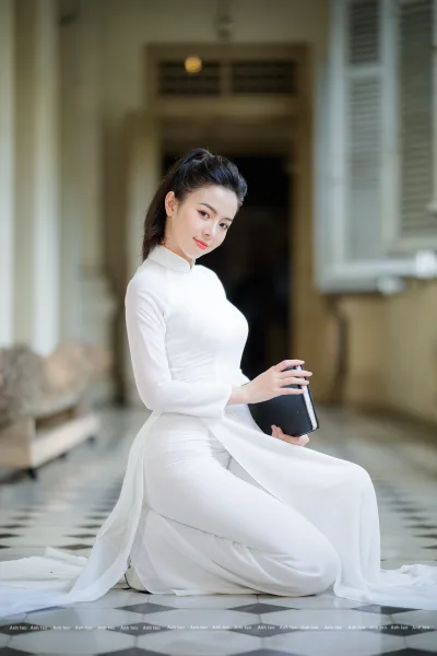 Áo dài trắng ảnh kiêu sa [FBNEAJ]