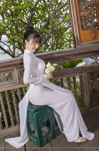 Áo dài trắng hoa thướt tha [LUNEUN]