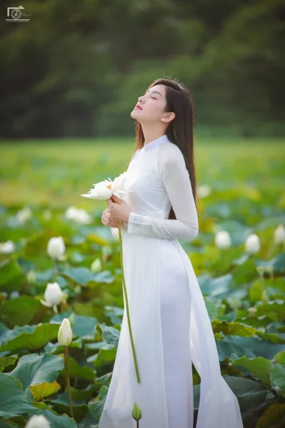 Nữ nhân áo dài trắng thanh xuân hoa [8L0E7X]