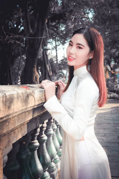 Áo dài trắng cuốn hút [QRI8D9]