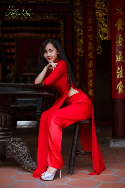 Tinh tế áo dài đỏ cổ kính [EXY8UR]
