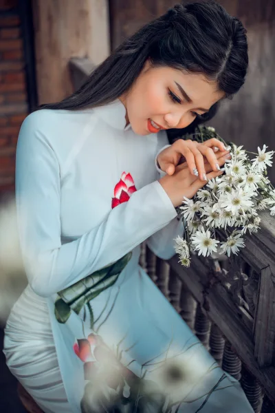 Gái xinh áo dài trắng thanh thoát hoa [GDHYLP]