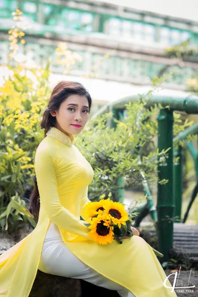 Áo dài vàng cuốn hút hoa [VN0DSI]