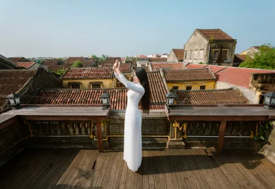Áo dài trắng người đẹp cổ kính đậm chất Việt [7XJDRP]
