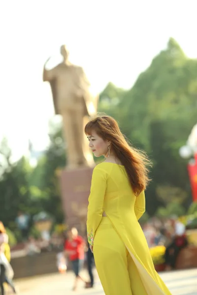 Thanh tao áo dài vàng [R9SADK]
