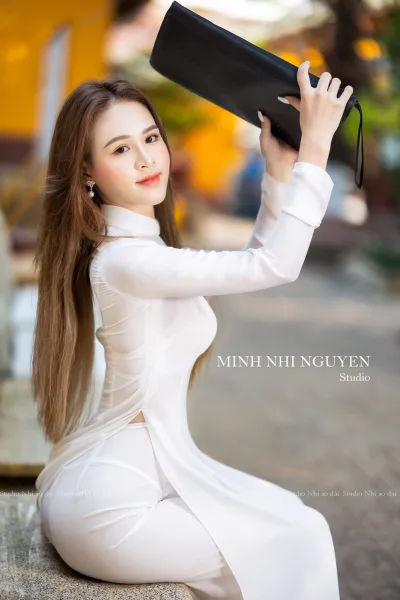 Thướt tha áo dài trắng cặp táp [UVAGUE]