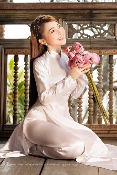 Áo dài trắng vẻ đẹp hoa đậm chất Việt [UHQIO4]