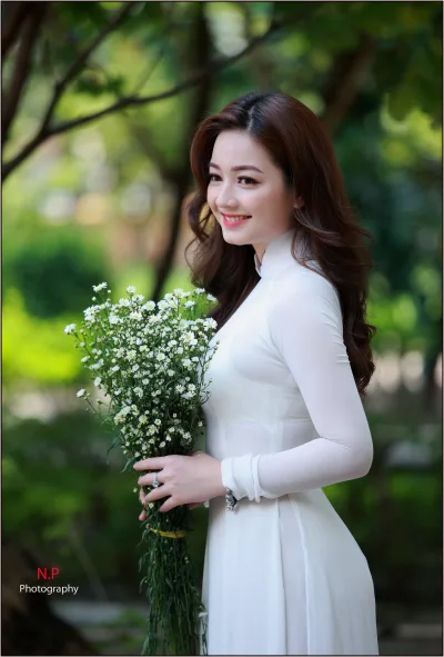 Áo dài trắng hoa ấn tượng [0MILKQ]