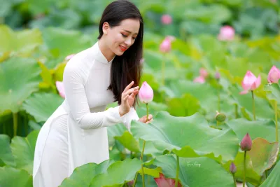 Tà áo dài áo dài trắng đằm thắm hoa sen [9QHHVO]