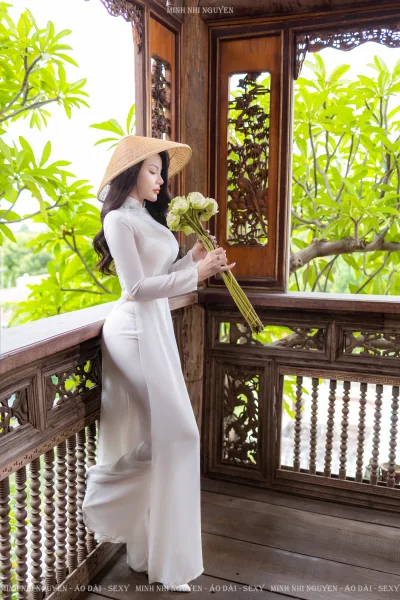 Girl xinh áo dài trắng cuốn hút nón lá [PMQZVT]