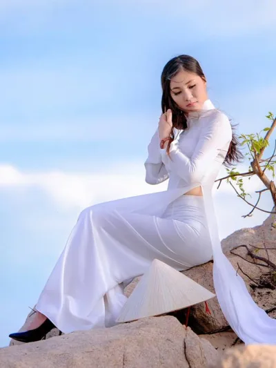 Yêu kiều áo dài trắng ngồi dáng điệu đà [VDPAQ9]