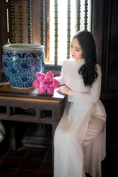 Áo dài trắng cách tân hoa sen nữ tính [AWQ7VH]