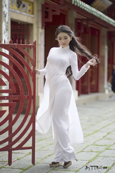 Hình ảnh áo dài trắng hài hòa tự tin [72TOQE]