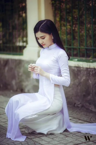 Áo dài trắng tinh tế ngồi dáng điệu đà [HJIA06]