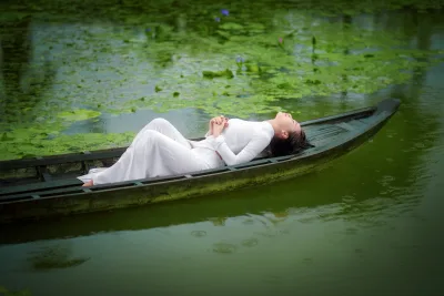 Áo dài trắng nằm thướt tha [GRFVVJ]