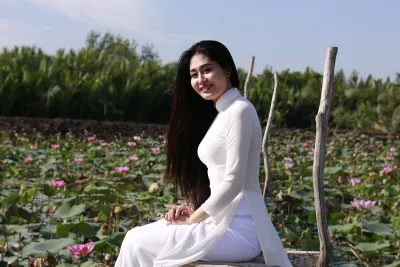 Áo dài trắng vẻ đẹp áo dài bên hồ hoài cổ [UWKUDX]