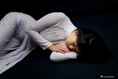 Áo dài trắng nằm rạng rỡ [DKUWQC]