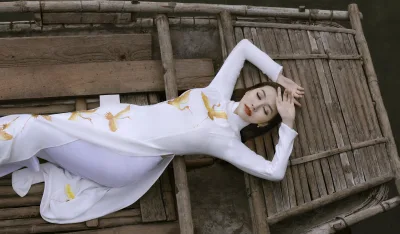 Áo dài trắng mong manh nằm [B0RNDM]