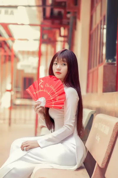 Áo dài trắng cuốn hút ghế đá [YBNDHY]