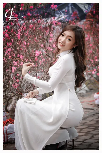 Áo dài trắng thanh nhã hoa đào [JKOB6Z]