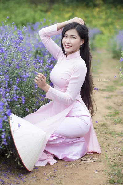 Áo dài hồng ảnh nền hoa mong manh [E6YPJJ]