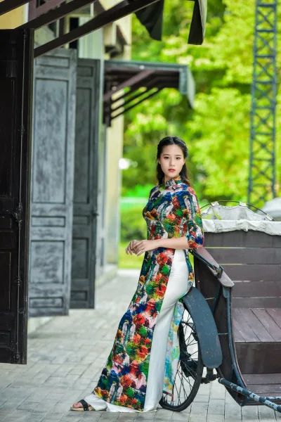 Thiếu nữ áo dài họa tiết e ấp cổ kính [EBVPJE]