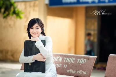 Khoảnh khắc áo dài trắng thanh nhã ghế đá [QEFJW1]