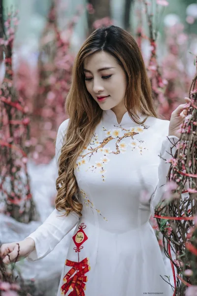 Áo dài trắng hoa đào thanh thoát [TI8WKB]