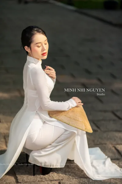 Áo dài trắng thuần Việt nón lá [6Z316U]