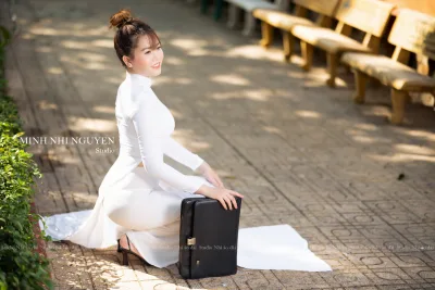 Áo dài trắng nổi bật góc ngang [6PBNBI]