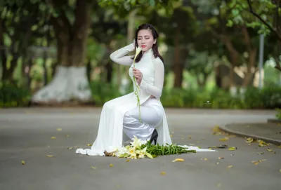 Nổi bật áo dài trắng ngồi dáng điệu đà [XPFEC9]