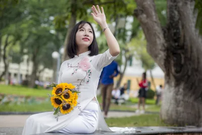 Ảnh áo dài trắng hút hồn hoa [VFOC1O]