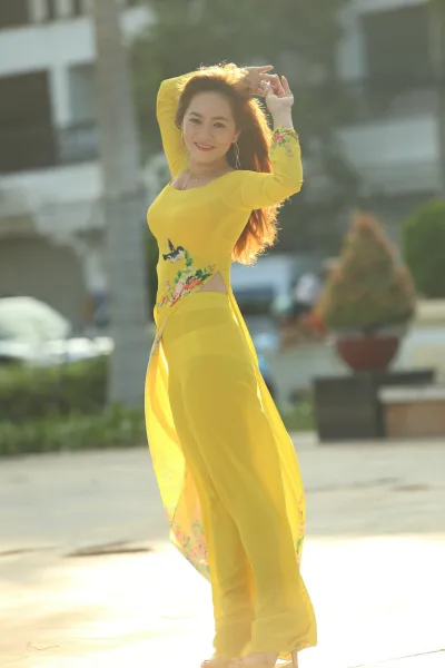 Áo dài vàng hình ảnh đậm chất Việt [FSXEA2]
