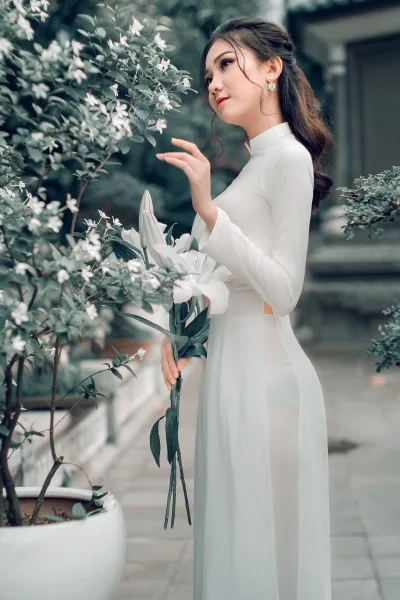 Áo dài trắng lễ chùa quý phái [H7QR9B]