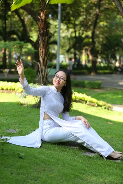 Áo dài trắng mắt kính mong manh [E8G6NJ]