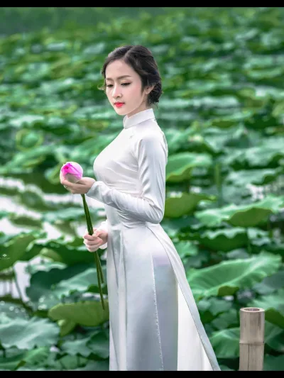 Áo dài trắng nền nã bên h? [IRAOIQ]
