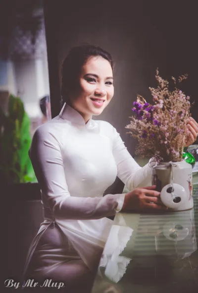 Khoảnh khắc áo dài trắng thanh thoát hoa [IJVEYQ]