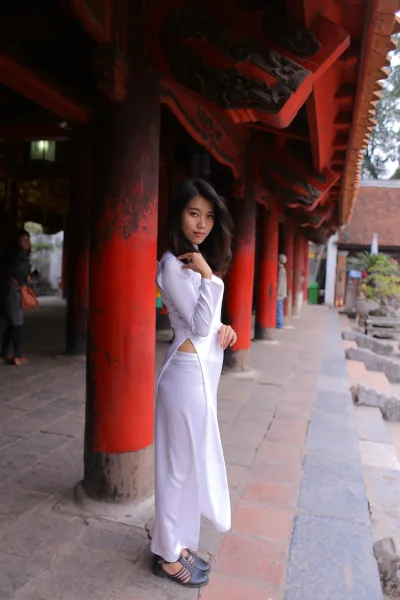 Nữ nhân áo dài trắng truyền thống lễ chùa [QUZ1SY]