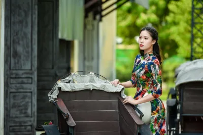 Áo dài họa tiết gái xinh kiêu sa [8AJQGE]