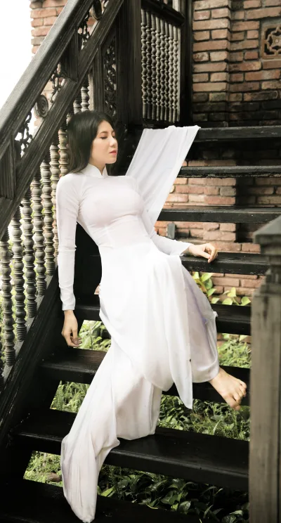 Áo dài trắng cổ kính kiêu sa [KUYKZV]