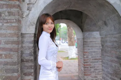 Áo dài trắng thanh thoát [37YVXL]