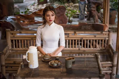 Nét đẹp áo dài áo dài trắng thanh xuân cổ kính [RLOPII]