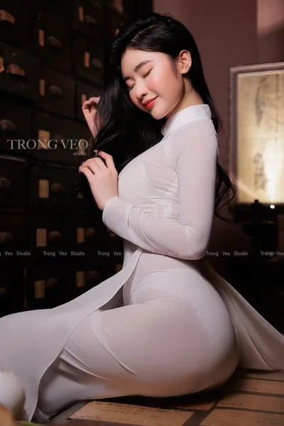 Áo dài trắng trong veo studio ấn tượng [JEZFUP]